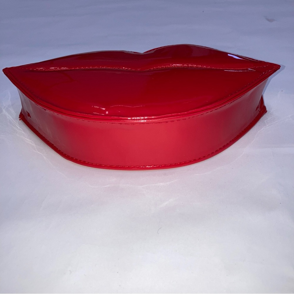 Moschino red lips shaped pouch - Picture 2 of 10